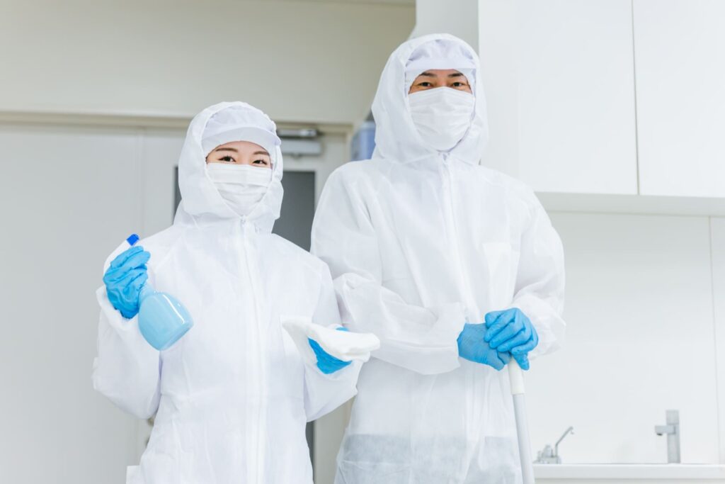 消毒をする男女